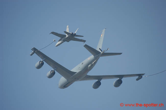 Kc135-refuelling (6)