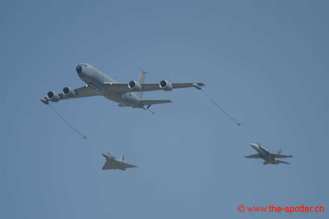 Kc135-refuelling (8)