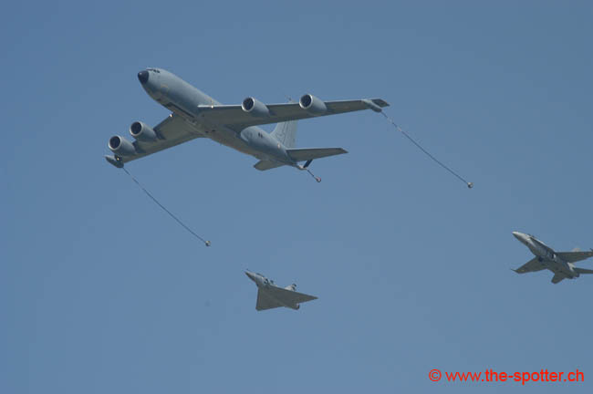 Kc135-refuelling (9)
