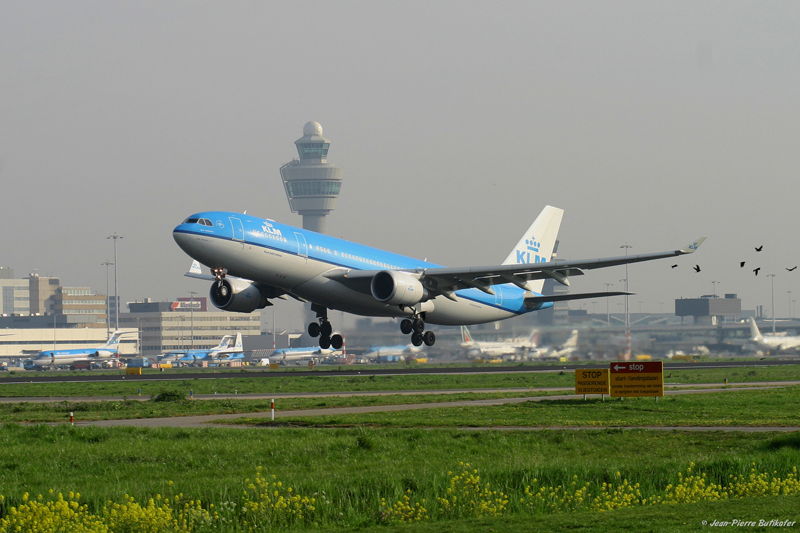 AMS 070425 19-Airbus A-330 PH-AOA KLM