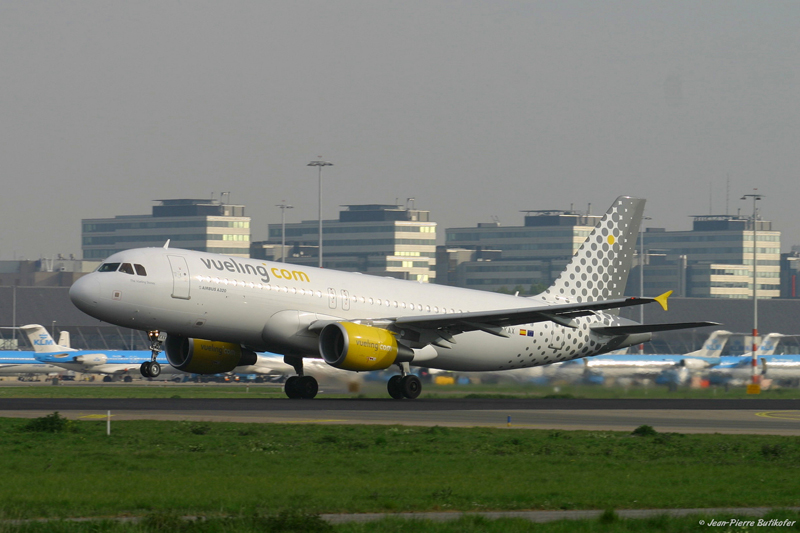 AMS 070425 23-Airbus A-320 EC-KAX Vueling