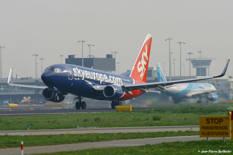 AMS 070425 24-Boeing B-737 OM-NGF SkyEurope