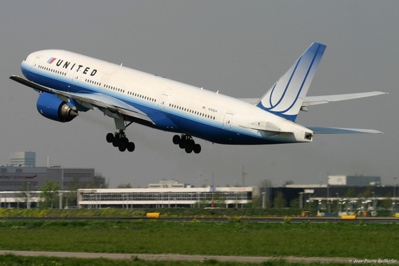 AMS 070425 59-Boeing B-777 N769UA United Airlines