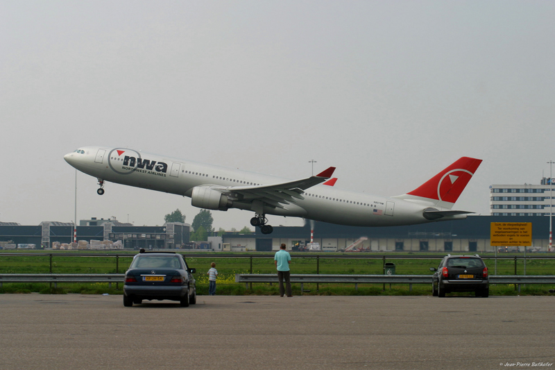 AMS 070425 74-Airbus A-330 N807NW Northwest Airlines