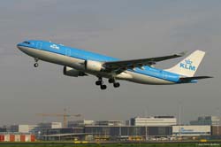 AMS 070425 20-Airbus A-330 PH-AOA KLM